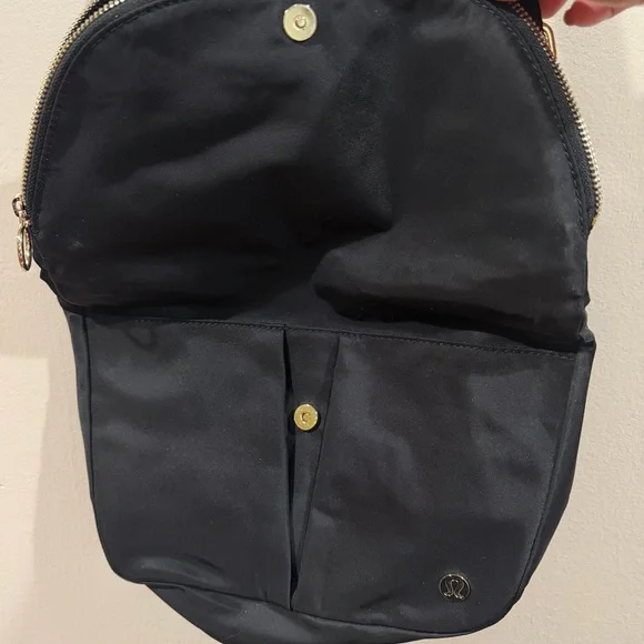 Lululemon Elegant Black Crossbody Bag - Picture 4 of 10